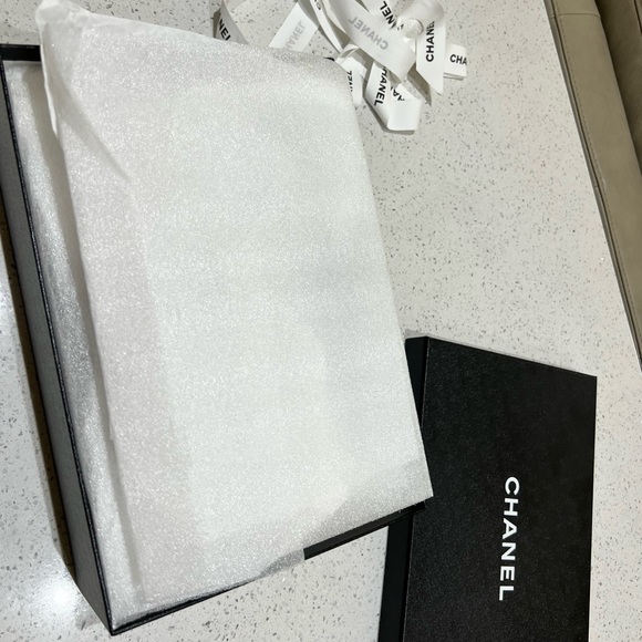 Chanel tweed thong with large CC detail - Picture 8 of 10